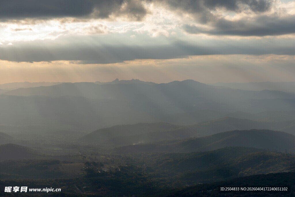云雾缭绕的山峦美景