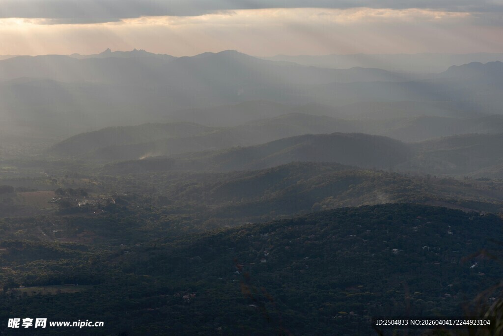 山间晨雾中的光影美景