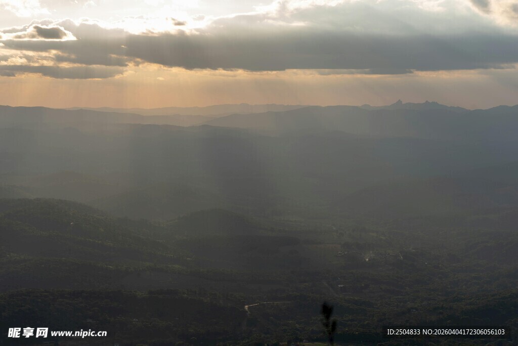 山间逆光美景 一人独赏