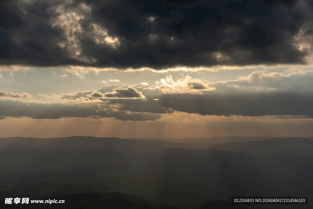壮丽天空下的云层景观