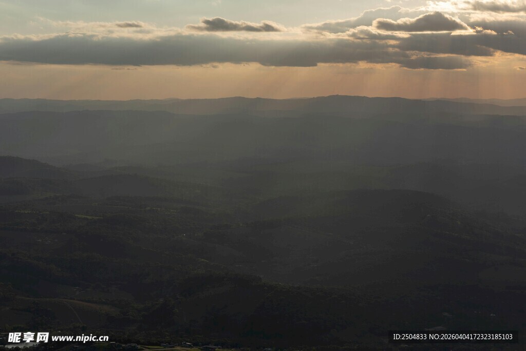 山间日落霞光美景