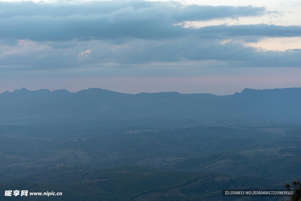 山间暮色 云雾缭绕美景