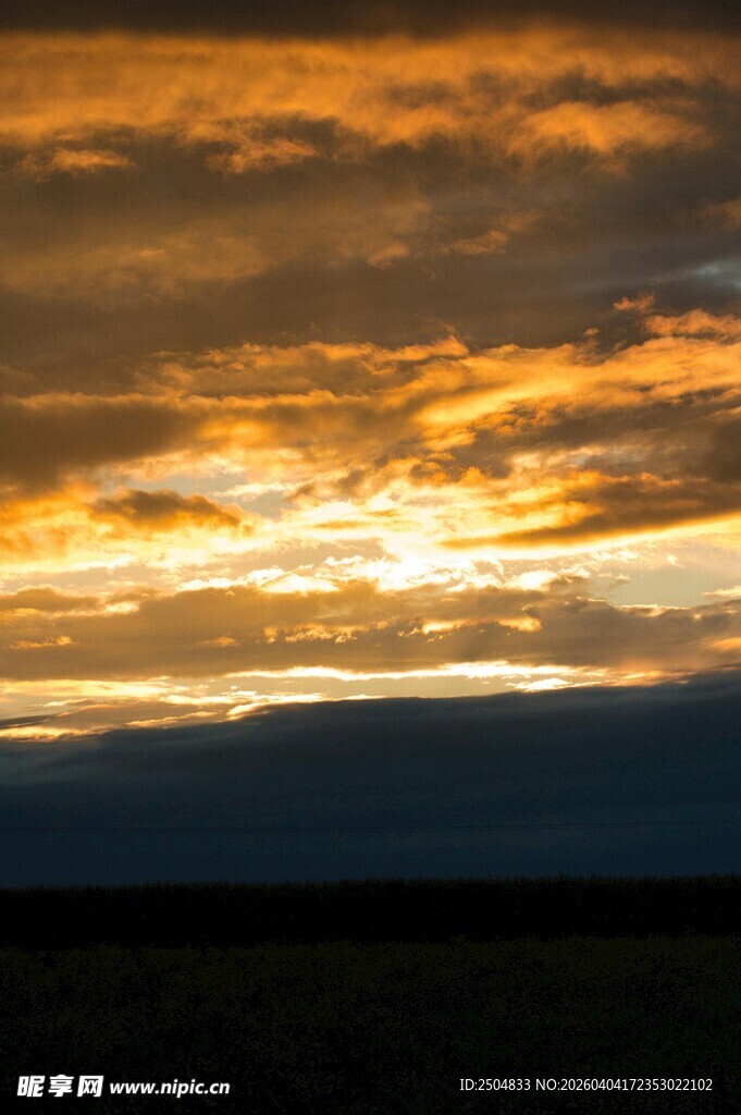 黄昏时分的壮丽天空景观