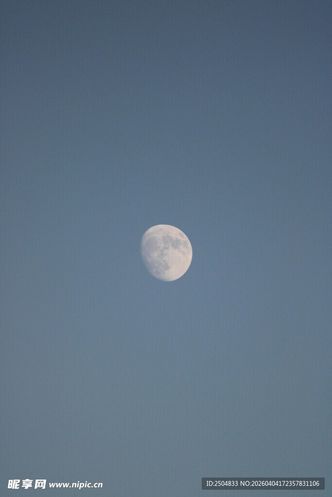 蓝天中的皎洁明月