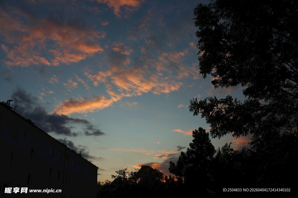 黄昏时分的绚烂天际线