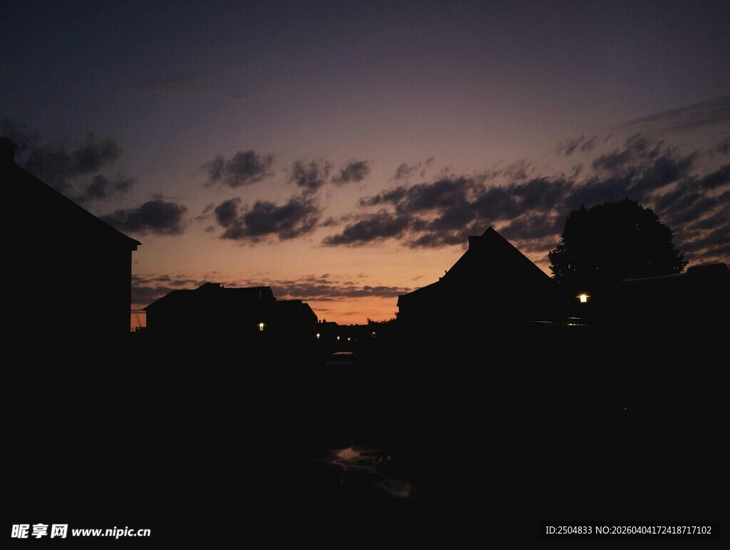 黄昏下的村落剪影
