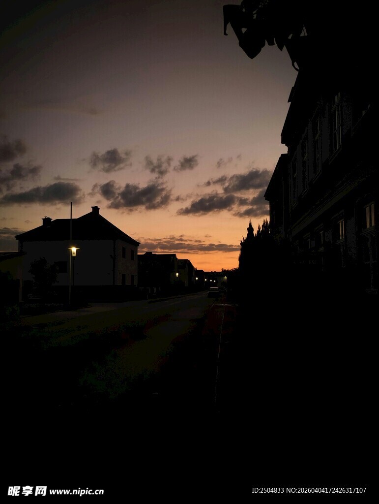 黄昏下的屋舍剪影