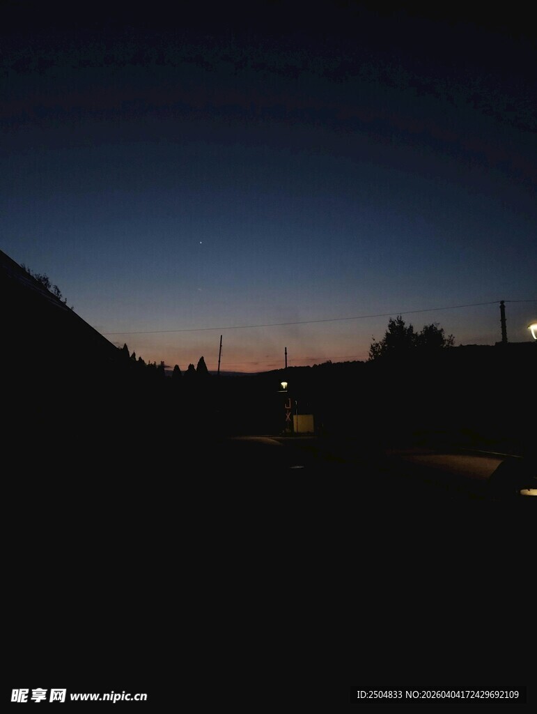 黄昏下的静谧城郊景象