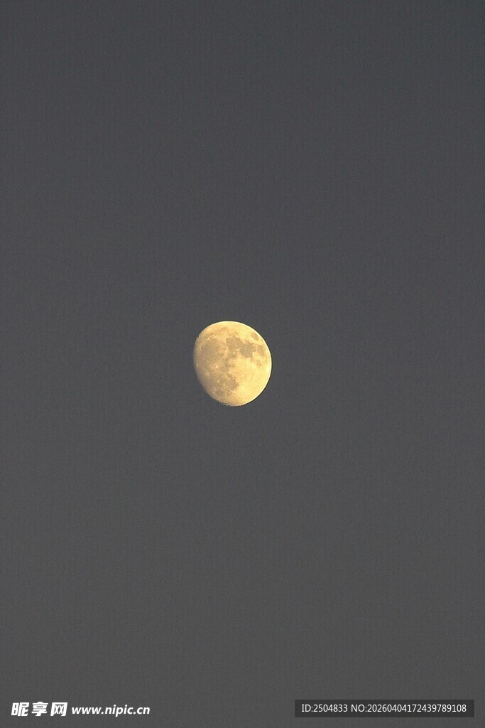 夜空中明亮的黄色满月