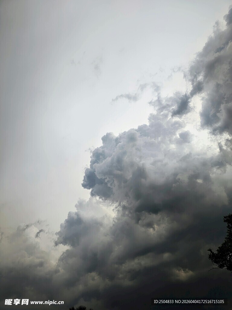 乌云密布的 沉天空