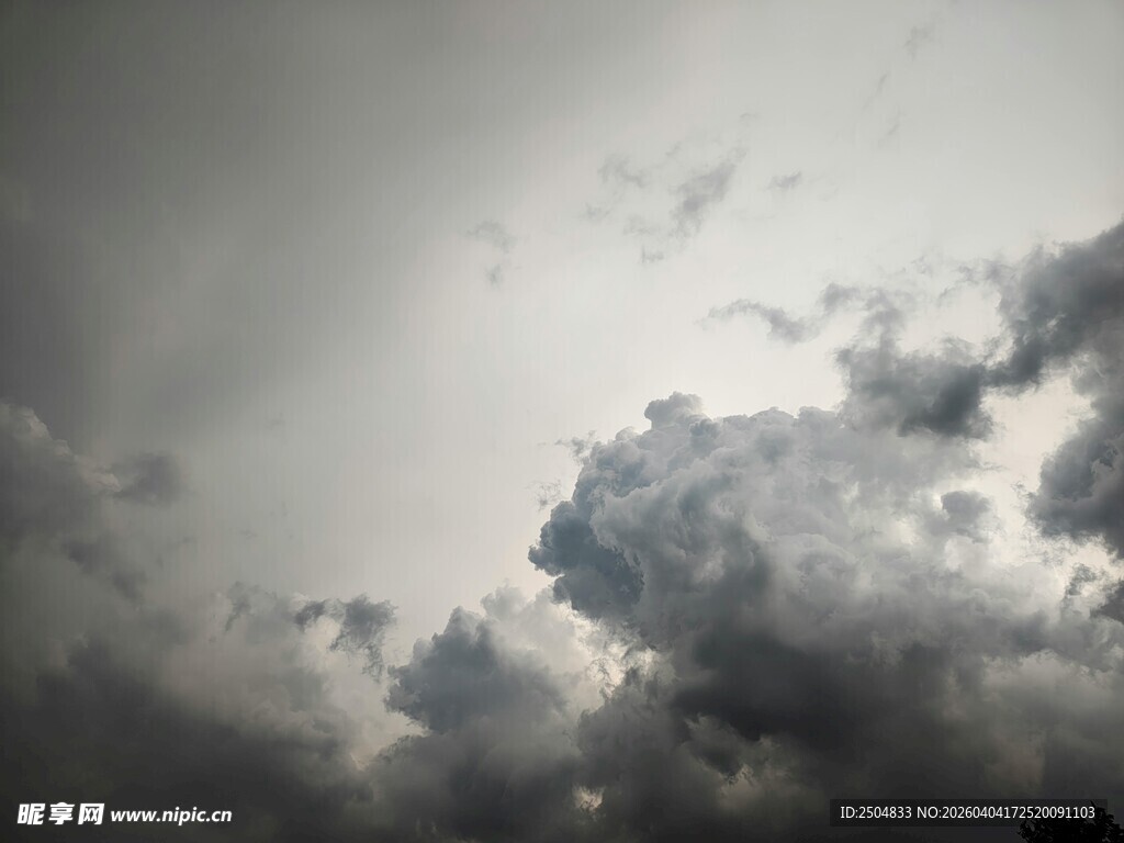  沉天空下的厚重云层