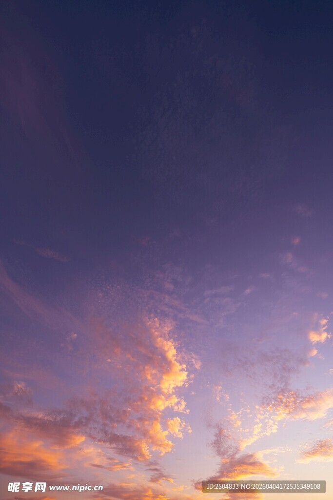 绚丽晚霞中的梦幻天空