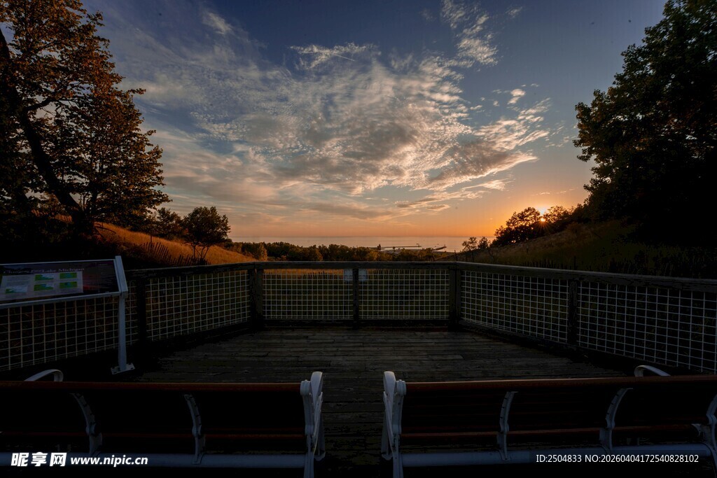 夕阳下的户外围栏美景