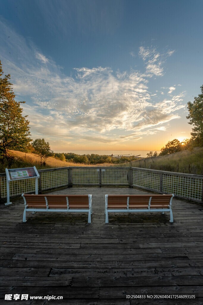 夕阳下的户外木质观景台
