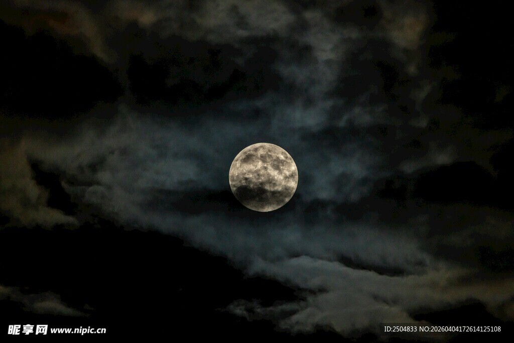 夜空中的朦胧圆月