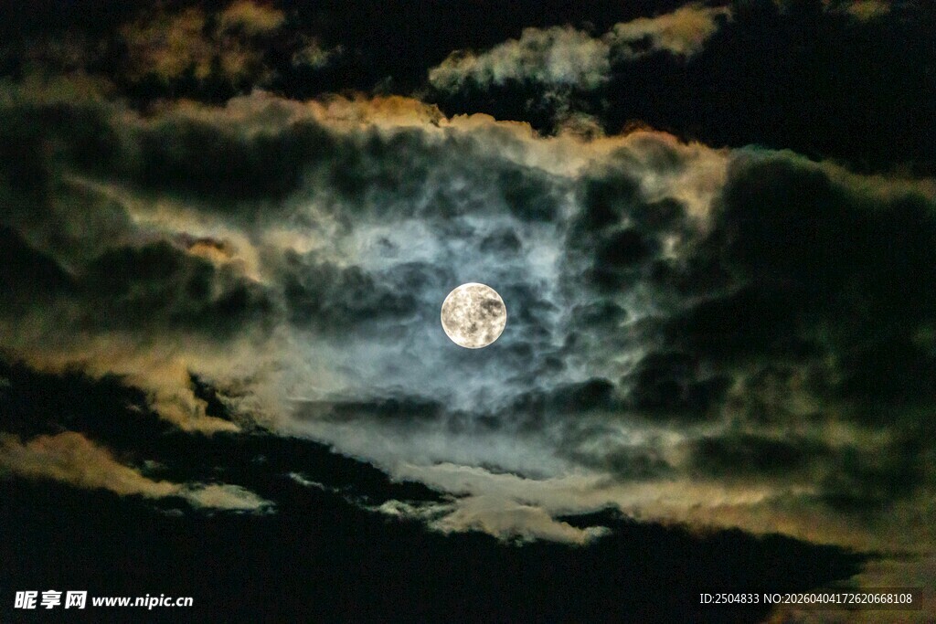夜空中被云环绕的明亮圆月