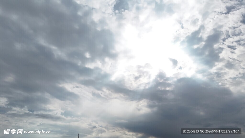 天空中的云层与阳光