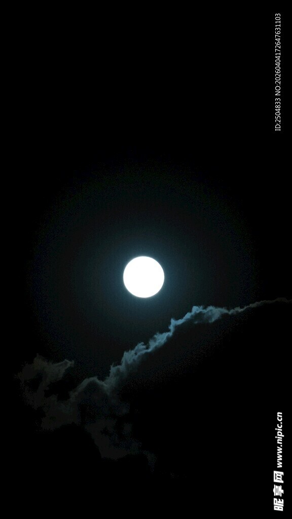 夜空中明亮的月亮与云彩