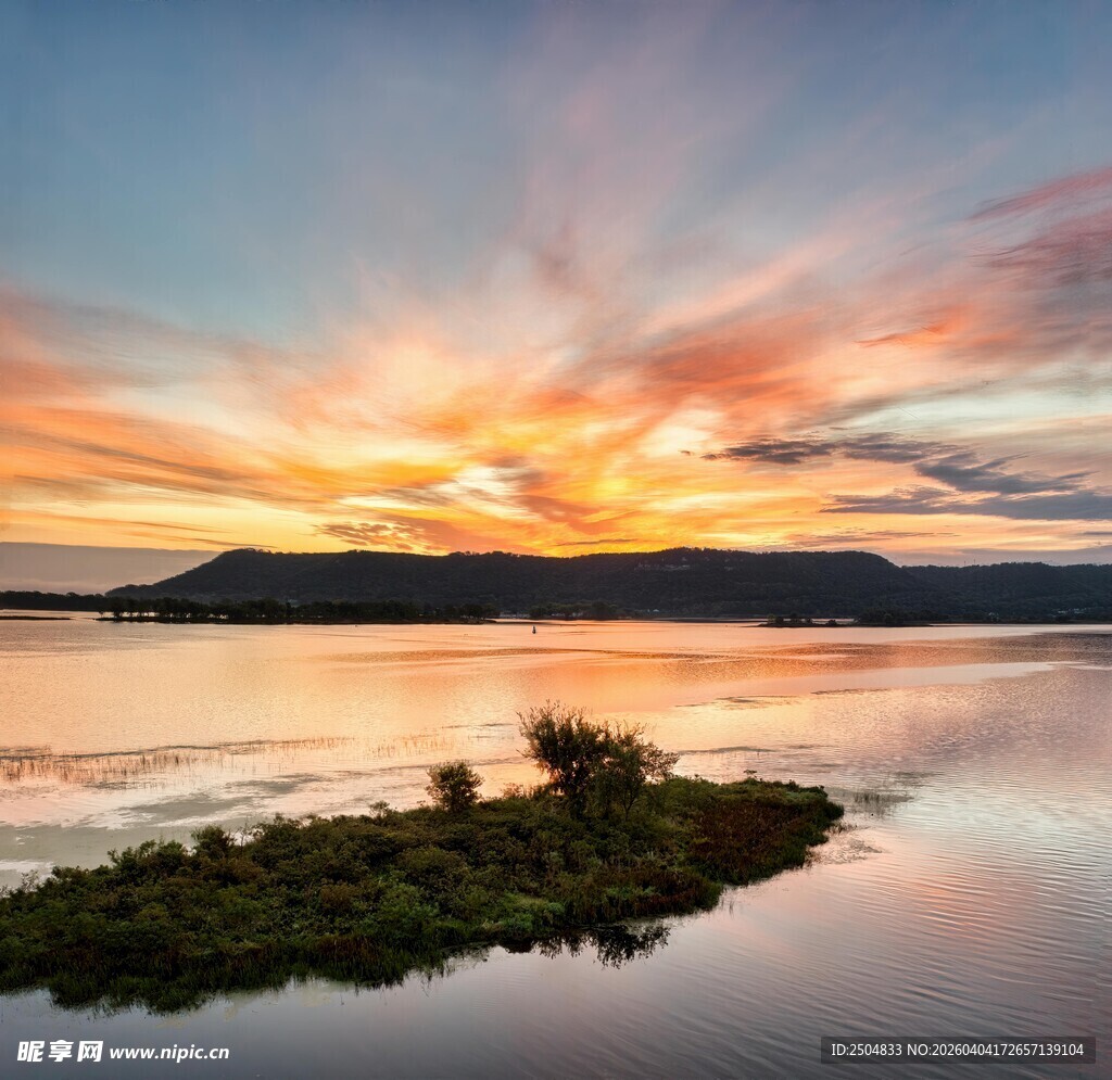 湖畔绝美日落风景