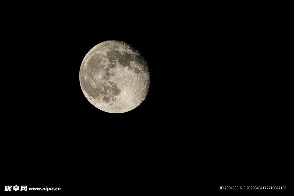 夜空中的皎洁明月