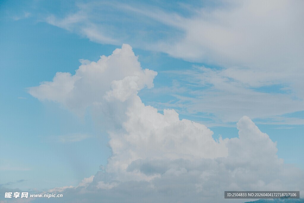 蓝天中的蓬松白云