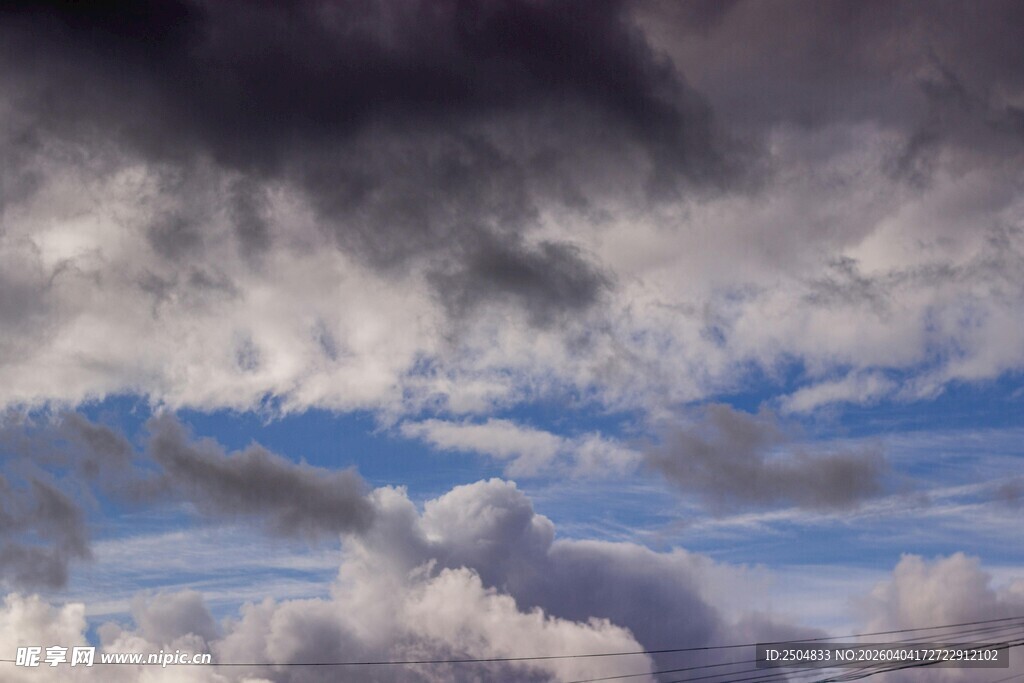 天空中 滚的厚重云层