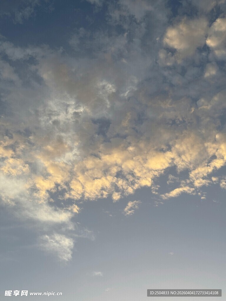 黄昏时分的绚丽天空