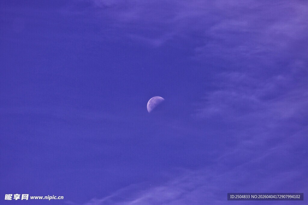 夜空中的弯月