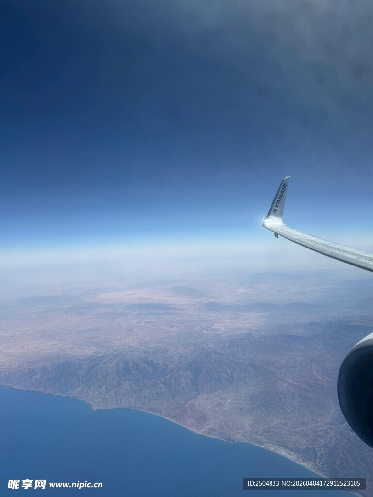 飞机舷窗视角的壮丽天际
