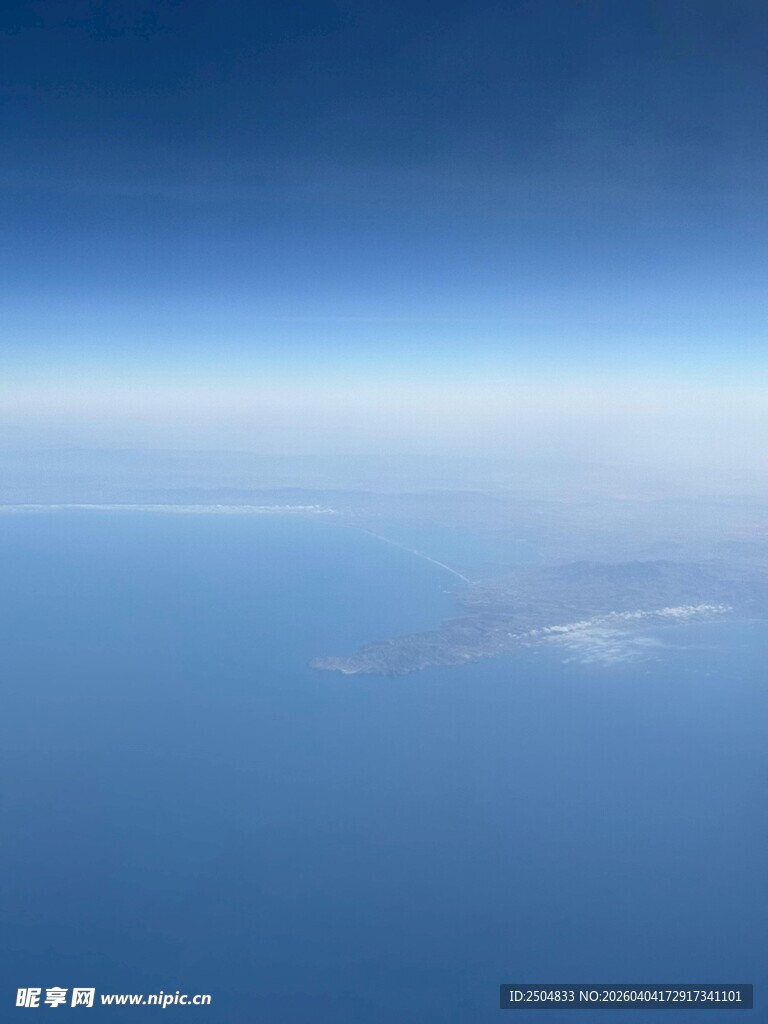 高空俯瞰云海与天际