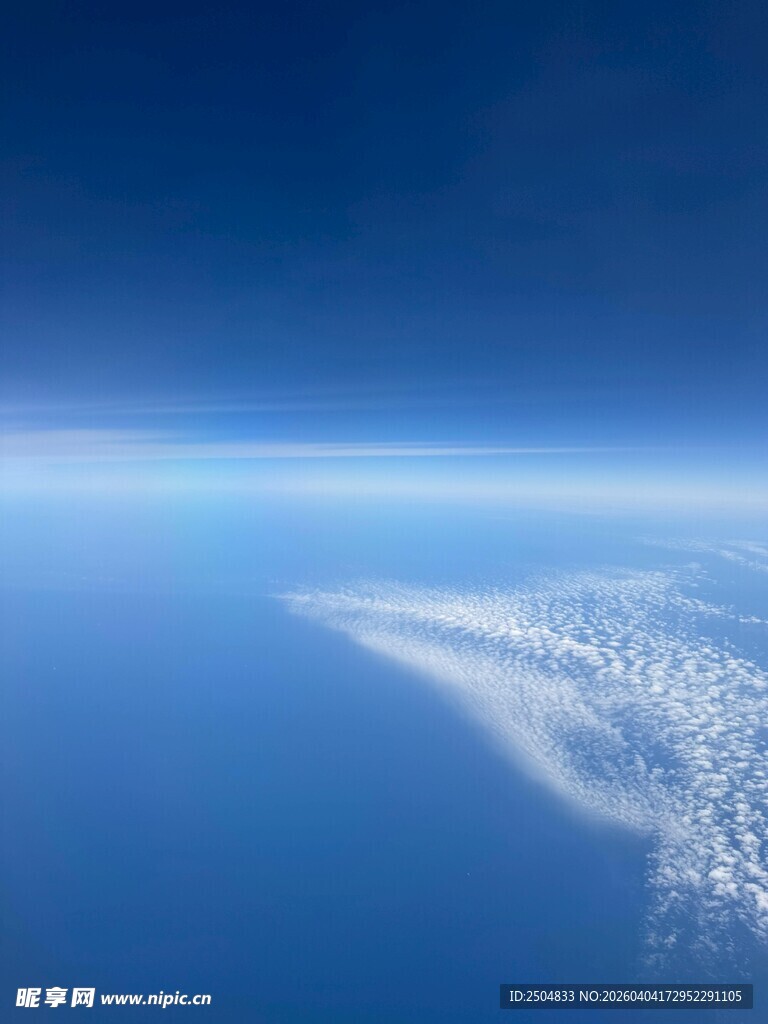 高空俯瞰云端壮丽景象