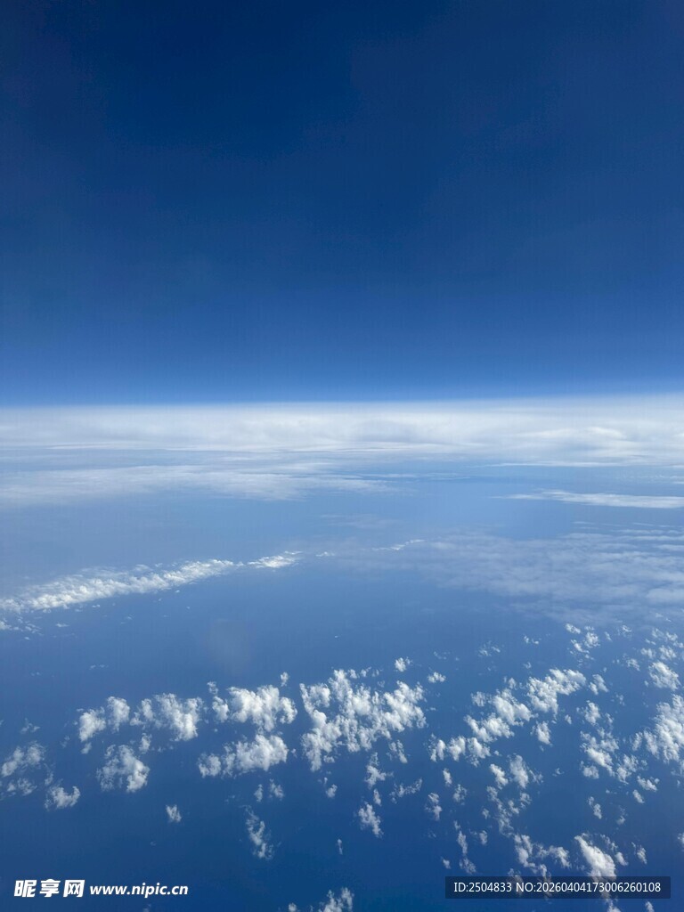 高空俯瞰云端美景