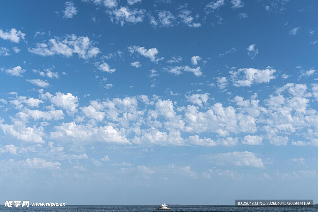蓝天碧海间的悠然景致