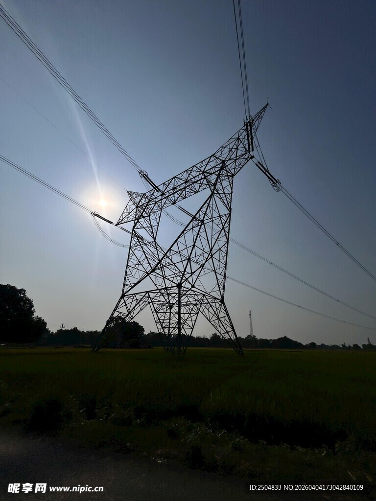 田野中的高压输电塔