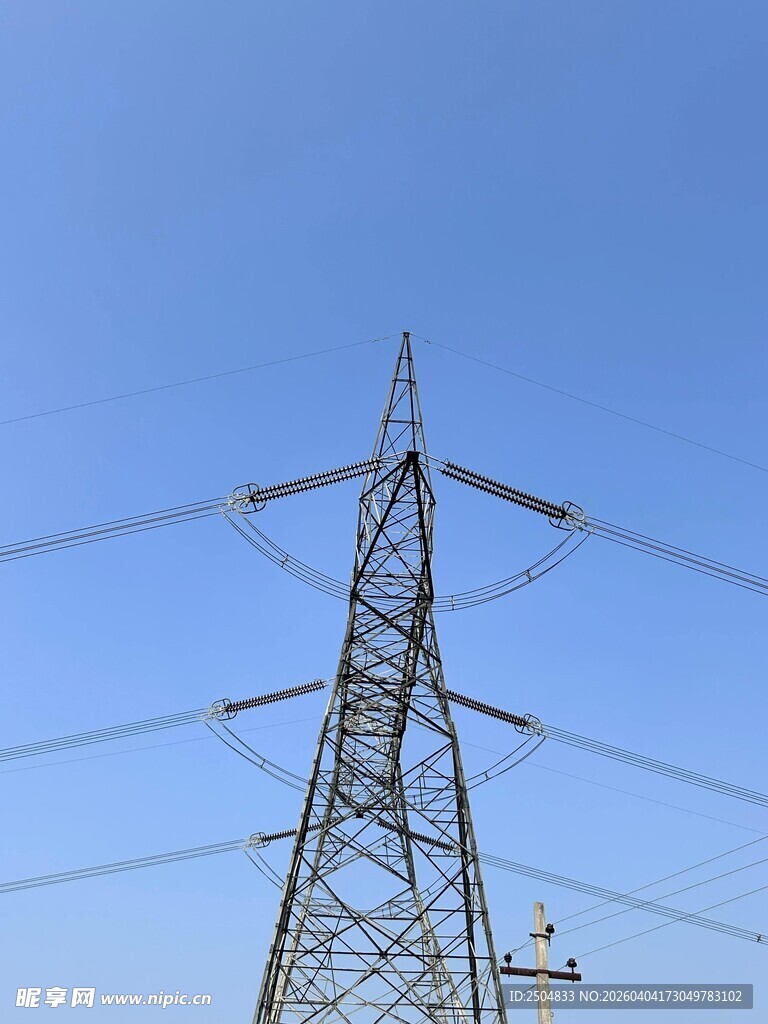 高耸电塔与蓝天