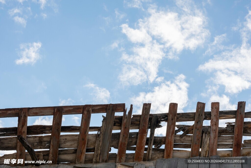蓝天木栅栏风景