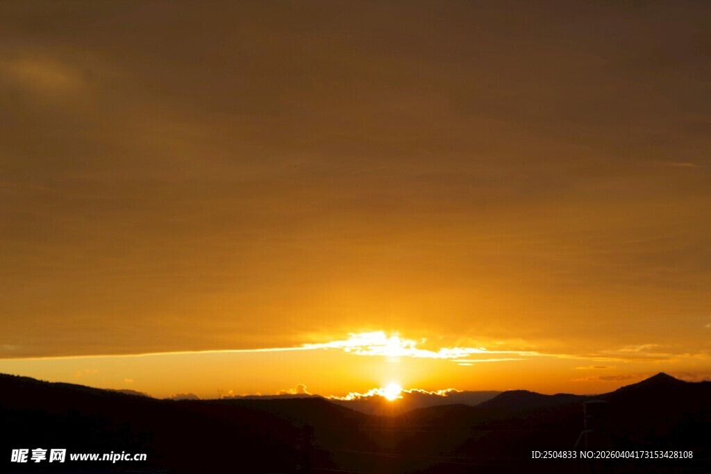壮丽夕阳下的山峦美景