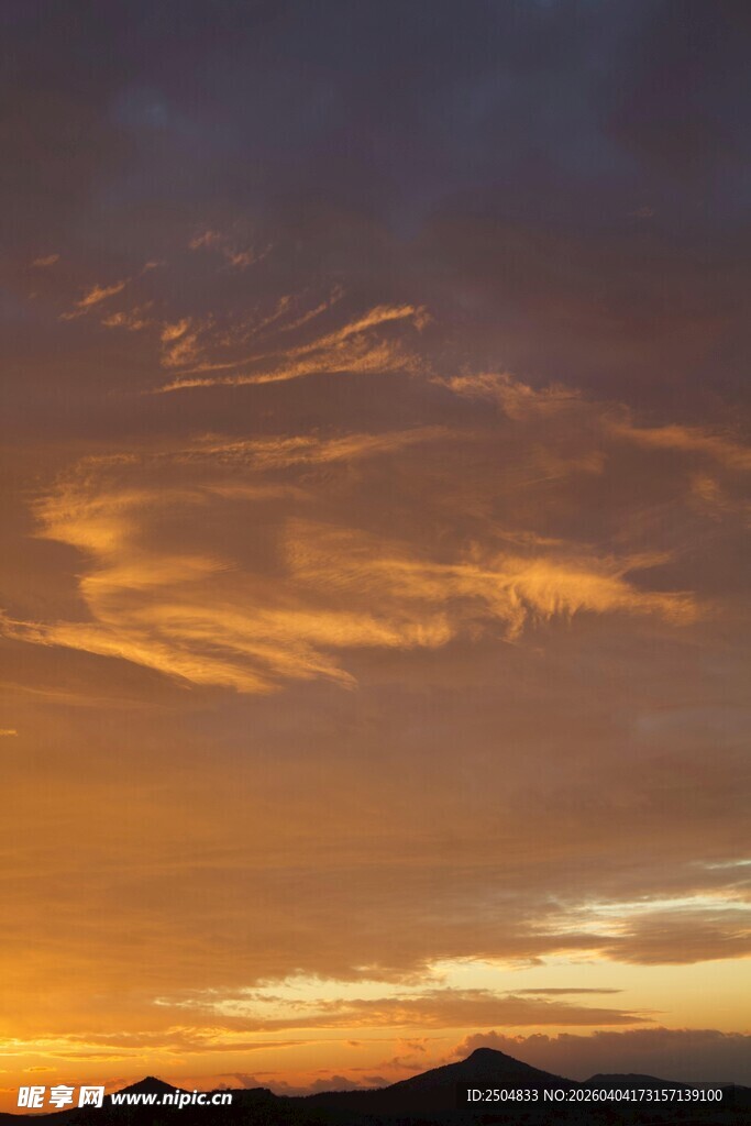 壮丽晚霞下的山峦景色