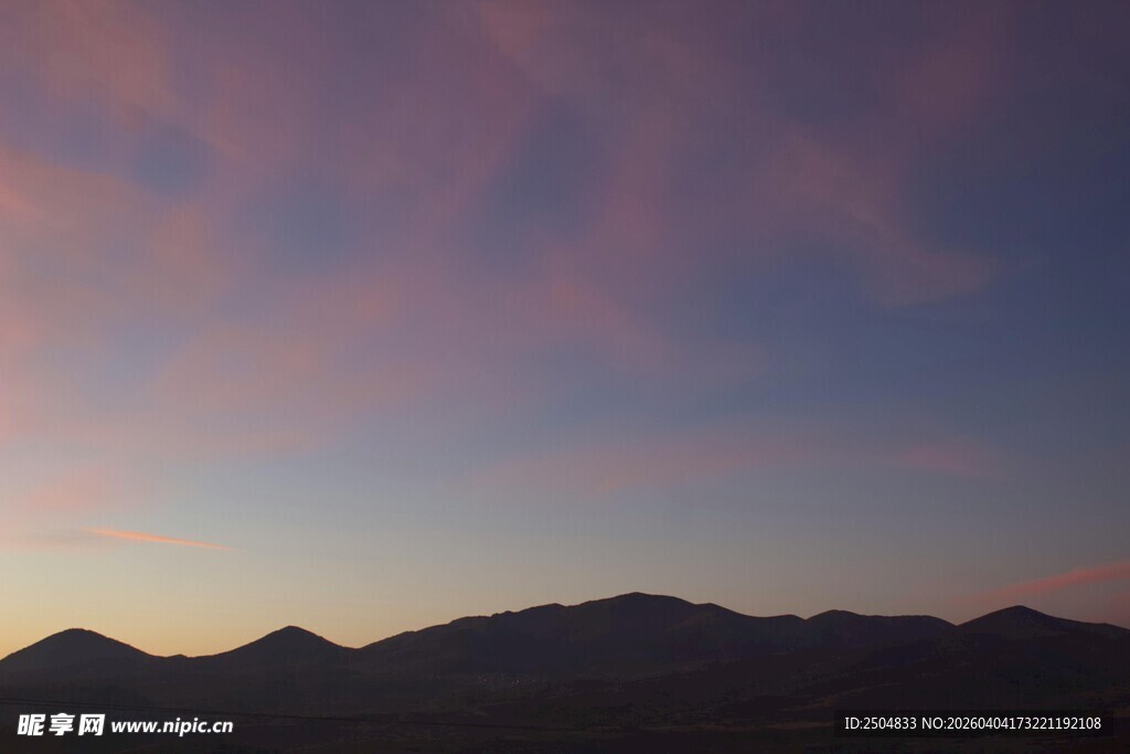 日落时分的山峦美景