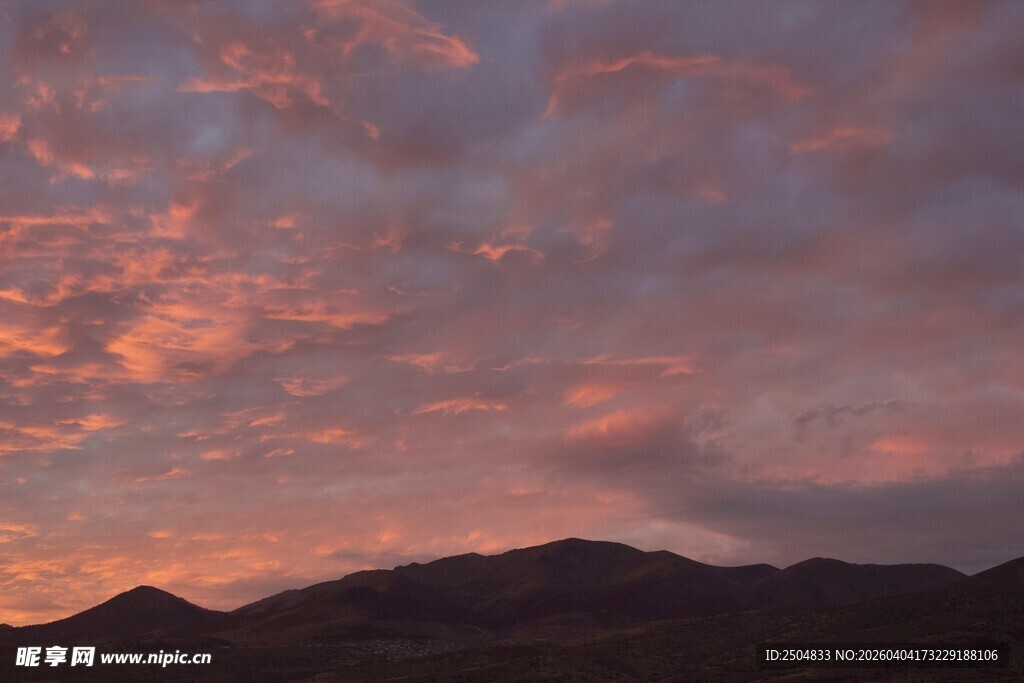 晚霞映照下的山峦美景
