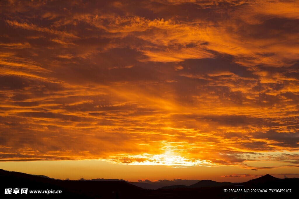 壮丽日落时分的绚烂云霞