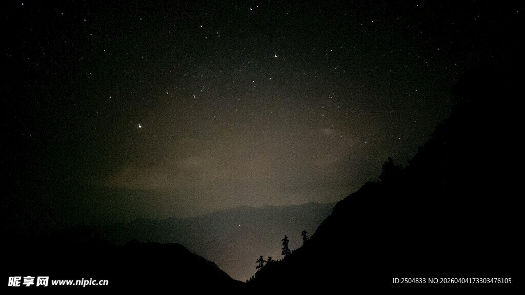 山间夜空繁星闪烁