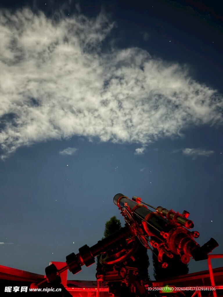 消防员仰望天空的瞬间