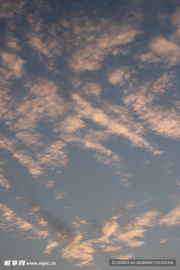 黄昏时分的绚烂天空