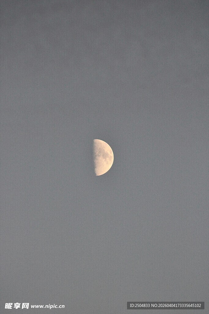 天空中的半轮明月