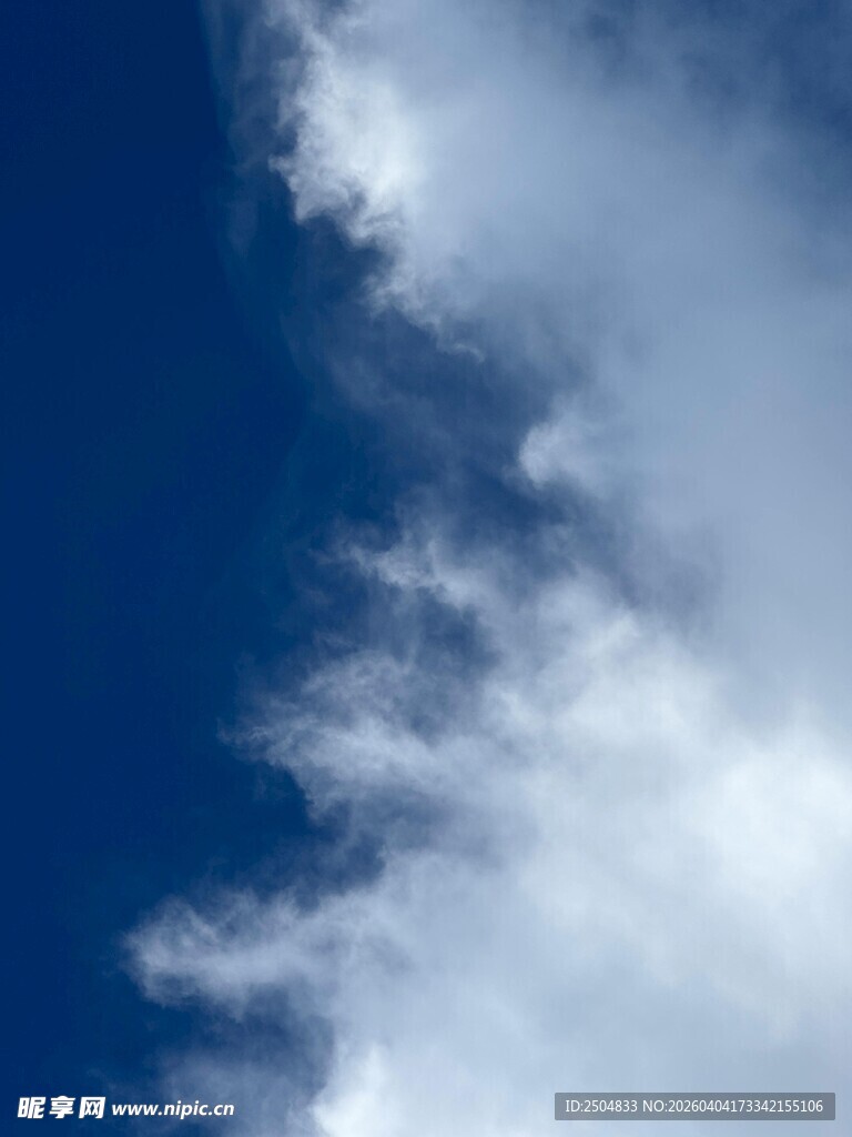 蓝天中的飘逸白云