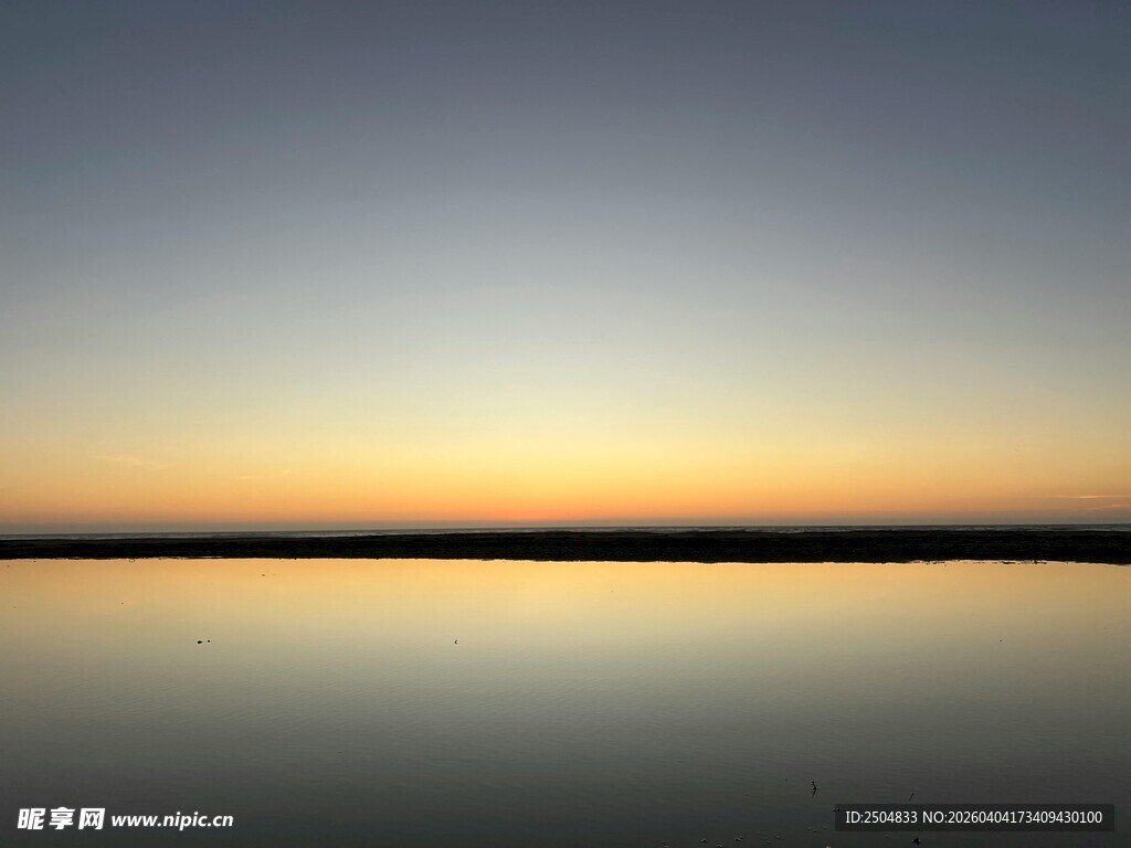 夕阳下平静湖面的美丽倒影