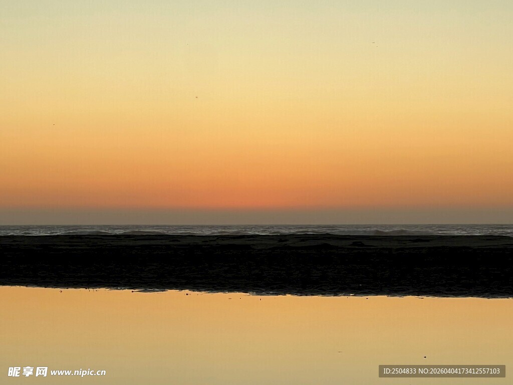 夕阳下的平静水面