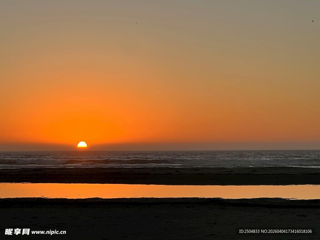 夕阳下的宁静河畔景色
