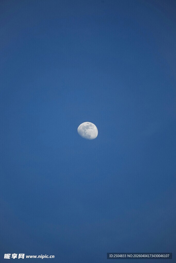 蓝天中高悬的皎洁月亮